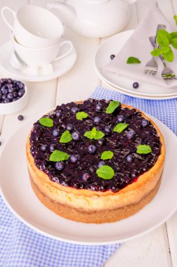 Limon lezzet ve böğürtlenli reçel ile lezzetli krem peynirli kek