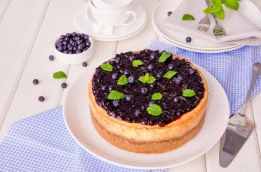 Limon lezzet ve böğürtlenli reçel ile lezzetli krem peynirli kek