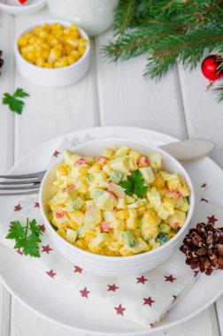 Yengeç sopa, taze salatalık, Mısır ve yeni yıl ve Noel için bir kapta haşlanmış yumurta ile geleneksel Rus salatası.