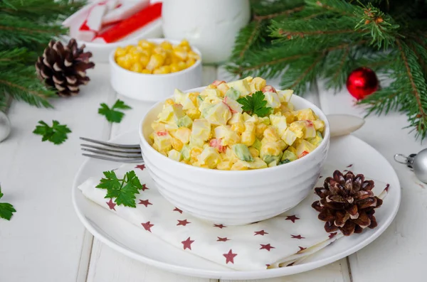 Yengeç sopa, taze salatalık, Mısır ve yeni yıl ve Noel için bir kapta haşlanmış yumurta ile geleneksel Rus salatası.