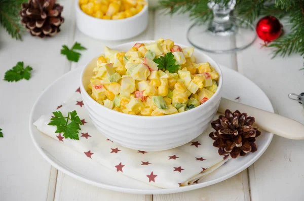 Traditioneller Russischer Salat Mit Krabbenstangen Frischen Gurken Mais Und Gekochten — Stockfoto