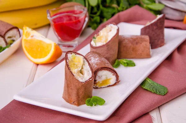 Rolos Chocolate Doce Panquecas Com Creme Queijo Frutas Frescas Molho — Fotografia de Stock