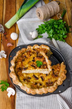 Kiş pırasa, eti ve mantar puf böreği üzerinde. Rustik tarzı.