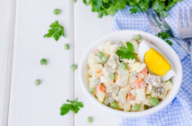 Geleneksel Rus salatası Olivier sebze ve etle