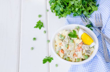 Geleneksel Rus salatası Olivier sebze ve etle