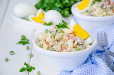 Geleneksel Rus salatası Olivier sebze ve etle