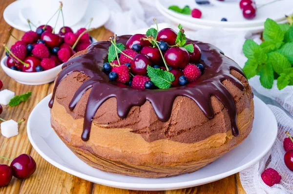 Marmor Sahnetorte Mit Schokoladenglasur Frischen Beeren Schlagsahne Und Minze — Stockfoto