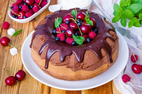 Gâteau Crème Marbre Avec Glaçage Chocolat Baies Fraîches Crème Fouettée — Photo