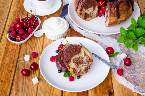 Torta Alla Crema Marmo Con Glassa Cioccolato Bacche Fresche Panna — Foto Stock