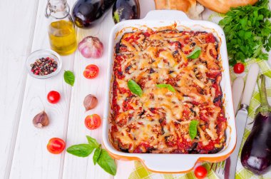 Domates soslu patlıcan güveç, peynir ve taze fesleğen. Lezzetli yaz güveç.