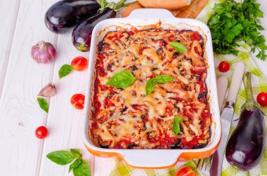 Domates soslu patlıcan güveç, peynir ve taze fesleğen. Lezzetli yaz güveç.