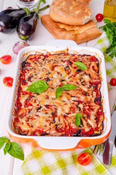 Casseruola Melanzane Con Salsa Pomodoro Formaggio Basilico Fresco Delizioso Stufato — Foto Stock