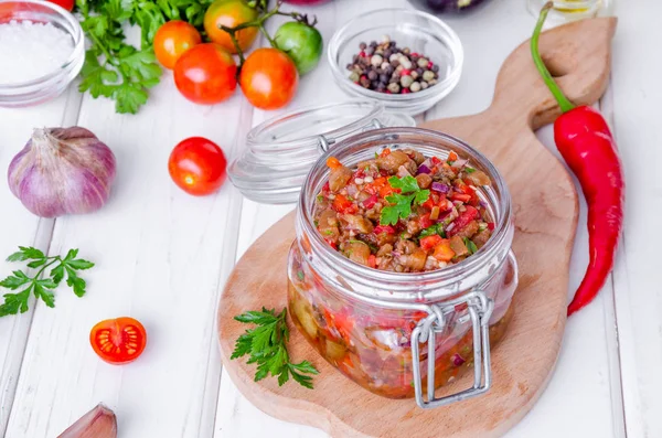 Cam bir kavanozda domates ve közlenmiş biber ile Patlıcan havyar