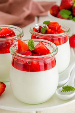 Cam kavanoztaze çilek soslu diyet krem yoğurt panna cotta.