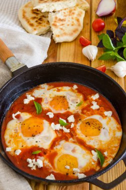 Shakshouka, tavada domates, biber, soğan bir sos haşlanmış yumurta çanak.