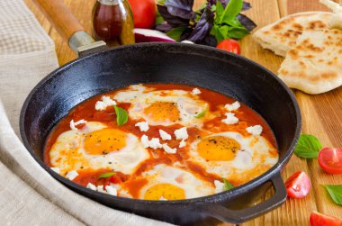 Shakshouka, tavada domates, biber, soğan bir sos haşlanmış yumurta çanak.