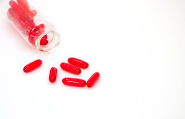 İlaç kırmızı haplar veya Kapsüller beyaz arka planda kopya alanı ile. Tedavi ilaçları için ilaç reçetesi. İlaç ilaçları.
