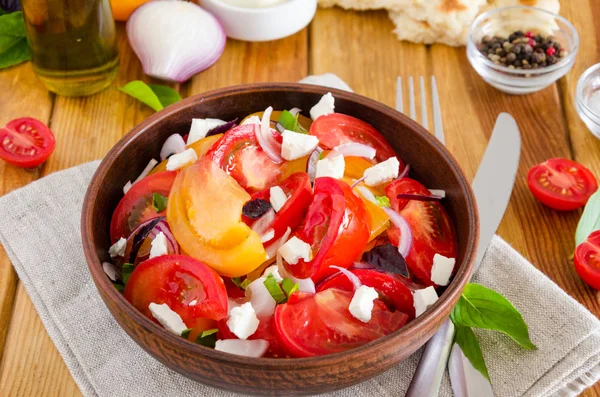 Ensalada Tomate Ecológico Fresco Con Cebolla Marinada Queso Feta Aceite —  Fotos de Stock