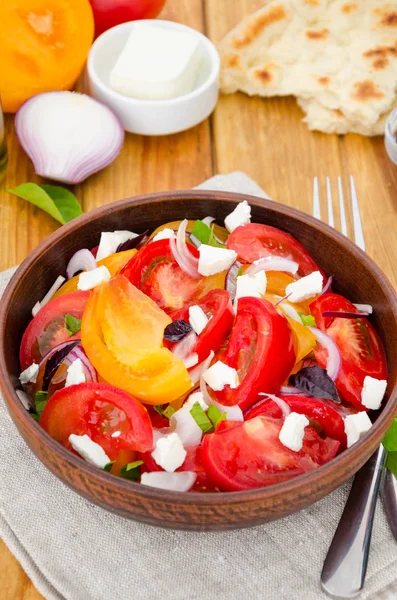 Verse Biologische Tomatensalade Met Gemarineerde Uien Feta Kaas Olijfolie Een — Stockfoto