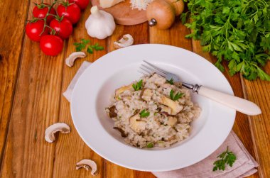 Risotto mantar, taze otlar ve parmesan peyniri ile.