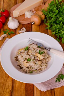 Risotto mantar, taze otlar ve parmesan peyniri ile.