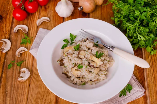 Risotto mantar, taze otlar ve parmesan peyniri ile.