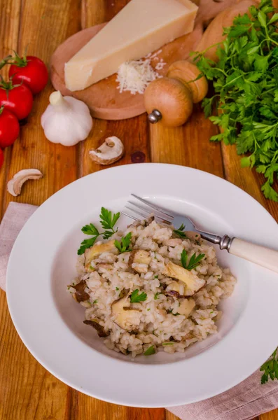 Risotto mantar, taze otlar ve parmesan peyniri ile.