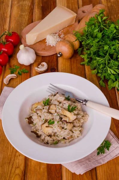 Risotto mantar, taze otlar ve parmesan peyniri ile.