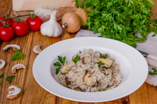 Risoto Com Cogumelos Ervas Frescas Queijo Parmesão — Fotografia de Stock