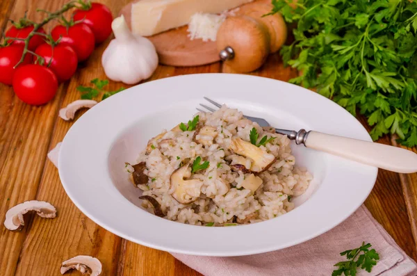 Risotto mantar, taze otlar ve parmesan peyniri ile.
