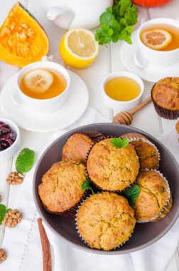 ceviz ve kızılcık ile baharatlı kabak kekler