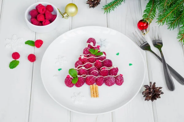 화이트 초콜릿과 설탕흰색 접시에 라즈베리 크리스마스 크리스마스 아이디어입니다 건강한 디저트 — 스톡 사진