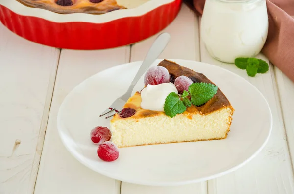 Dieta Saludable Pastel Requesón Con Cerezas Crema Agria Sobre Fondo —  Fotos de Stock