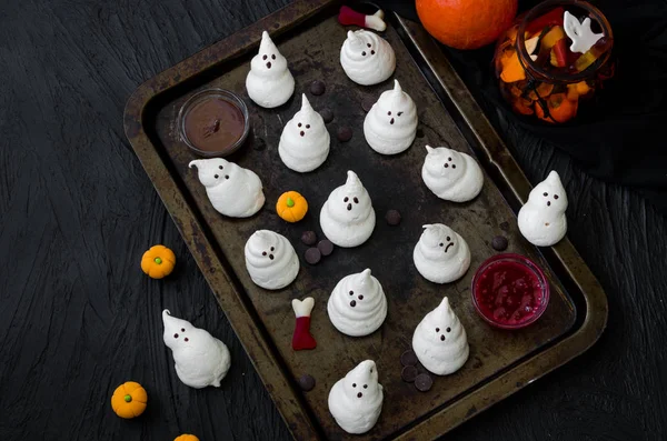 Fantasmas Halloween Merengues Con Salsas Chocolate Bayas Una Vieja Bandeja — Foto de Stock