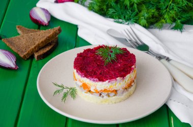 Kürk mantonun altında geleneksel Rus salatası..