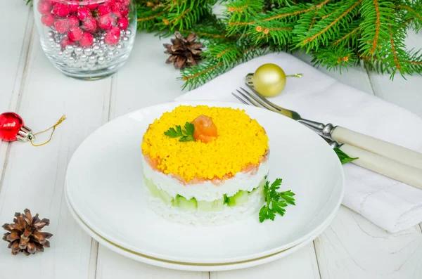 Salat Mit Gesalzenem Lachs Rotem Fisch Frischen Gurken Reis Und — Stockfoto