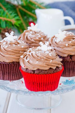 Beyaz ahşap arka plan üzerinde Noel ve Yeni Yıl için kahve ve marshmallow bir fincan peynir çikolata krema ile Çikolata cupcakes.