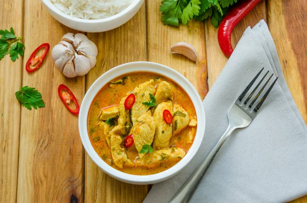 Pikantny Pierś Kurczaka Żółtym Sosie Curry Czosnkiem Papryczką Chili Gotowanym — Zdjęcie stockowe