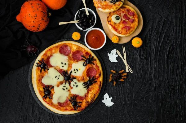 Halloween Pizza Potwory Serem Duch Oliwka Spider Czarnym Tle Pomysł — Zdjęcie stockowe
