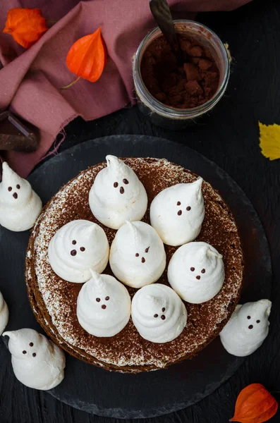 Хэллоуин Слой Шоколадный Торт Белым Шоколадным Кремом Безе Призраки Вершине — стоковое фото