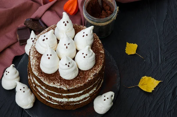 Halloween Lager Choklad Kaka Med Vit Choklad Grädde Och Maräng — Stockfoto