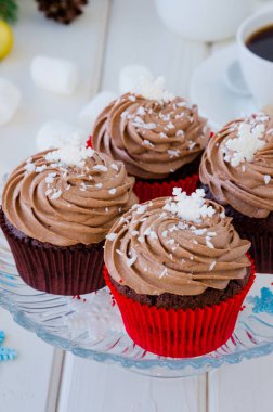 Beyaz ahşap arka plan üzerinde Noel ve Yeni Yıl için kahve ve marshmallow bir fincan peynir çikolata krema ile Çikolata cupcakes.