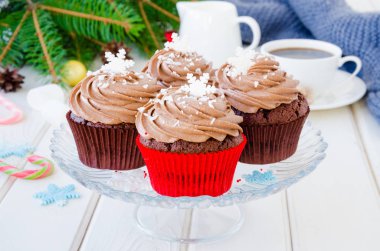 Beyaz ahşap arka plan üzerinde Noel ve Yeni Yıl için kahve ve marshmallow bir fincan peynir çikolata krema ile Çikolata cupcakes.