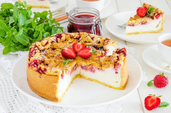 Baked Creamy Cheesecake Strawberries Crispy Shtrezel Plate White Wooden Background — Stock Photo, Image