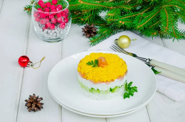 Salat Mit Gesalzenem Lachs Rotem Fisch Frischen Gurken Reis Und — Stockfoto