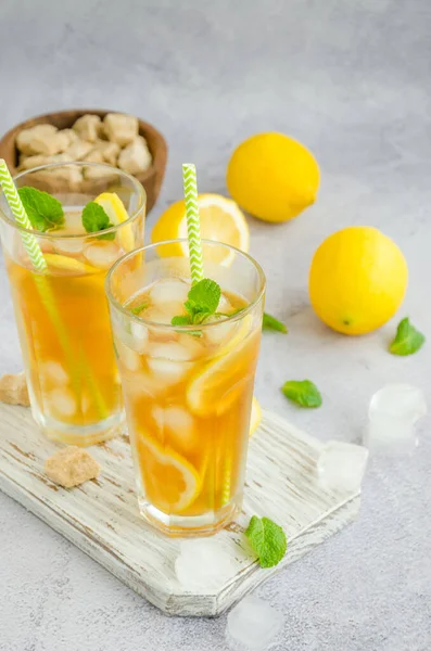 Ледяной Чай Лимоном Коричневый Сахар Мятные Листья Кубики Льда Стакане — стоковое фото