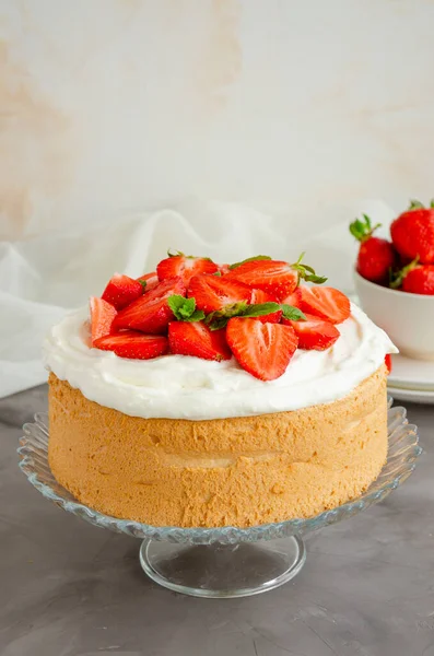 Angel Food Cake Met Slagroom Plakjes Verse Aardbeien Bovenop Een — Stockfoto