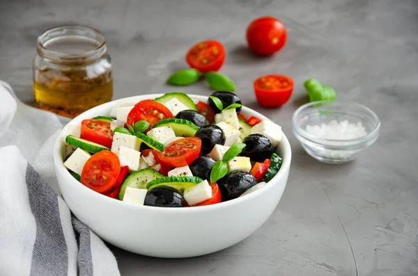 Griekse Salade Van Verse Sappige Groenten Feta Kaas Kruiden Olijven — Stockfoto