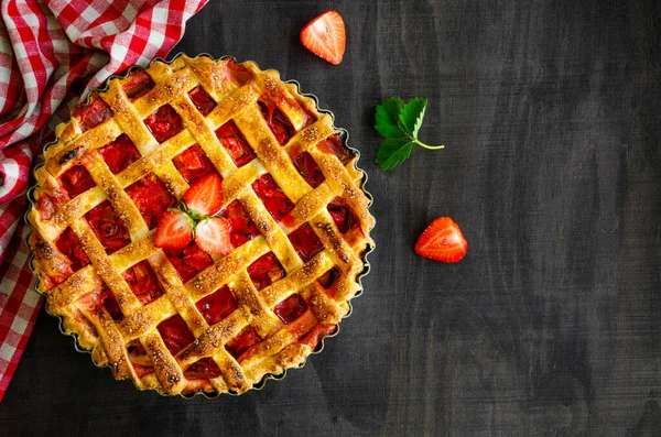 Pie Rhubarb Strawberries Dark Wooden Background Fresh Strawberries Horizontal Orientation — Stock Photo, Image