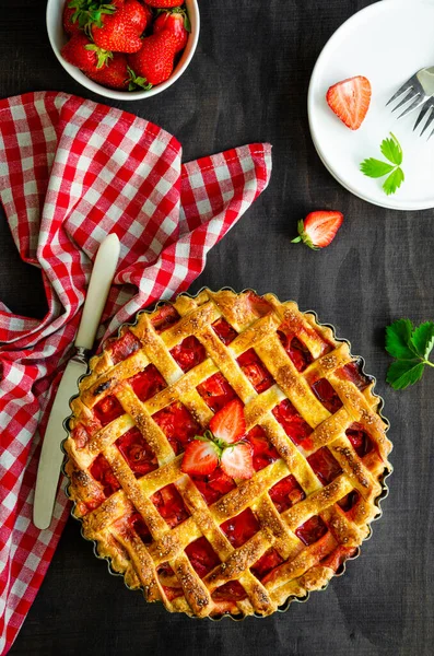 Pie Rhubarb Strawberries Dark Wooden Background Fresh Strawberries Vertical Orientation — Stock Photo, Image